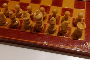 Holzschachspiel und Backgammon 